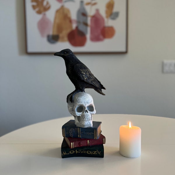 Inquietante corvo su teschio e scultura di libri - Decorazione gotica di Halloween - Ispirato a Edgar Allan Poe - Arte in marmo dipinta a mano - Alto 14 pollici