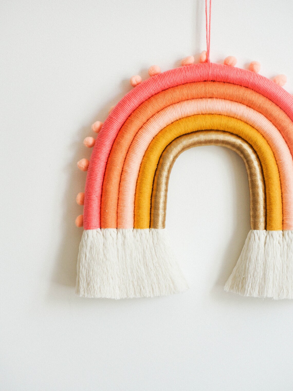 Pink Coral Yarn Rainbow Wall Colgando con acento de oro Arco | Etsy