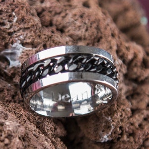 Anillo giratorio de cadena negra para hombre, anillo giratorio de acero inoxidable con cadena negra, regalo para papá, novio, mensaje oculto personalizado, anillo grande