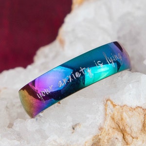 Anillo grabado "Tu ansiedad te está mintiendo", anillo arcoíris contra la ansiedad, regalo grabado, anillo motivacional de aliento, regalo de apoyo para mujeres