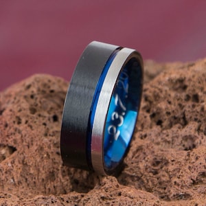 Anillo de hombre de plata negra y azul, anillo de regalo personalizado, anillo de hombre grabado personalizado, anillo de acero inoxidable mate cepillado para novio, interior azul