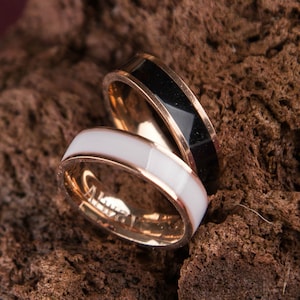 Anillos de boda para pareja, juego de anillos de pareja de esmalte blanco y negro, anillo de acero grabado personalizado, anillos de boda para pareja de oro rosa