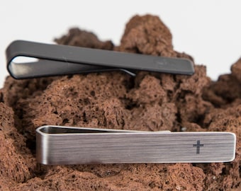 Kreuz Krawattenklammer, Taufgeschenk, Kreuz Krawattenklammer, Kommunion Geschenk, gravierte gebürstete Edelstahl, maßgeschneiderte Krawattenklammer, Tie Slide Tack