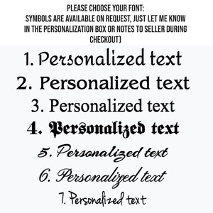 Puede incluir: Siete estilos de fuente diferentes para texto personalizado.  POR FAVOR, ELIGE TU FUENTE: LOS S&Iacute;MBOLOS EST&Aacute;N DISPONIBLES BAJO PETICI&Oacute;N, HAZMELO SABER EN LA CAJA DE PERSONALIZACI&Oacute;N O EN LAS NOTAS AL VENDEDOR DURANTE EL PAGO