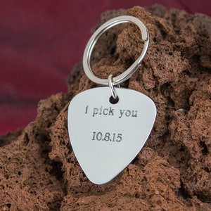 I Pick You Guitar Pick Brelok, Spersonalizowany Guitar Pick Brelok, Prezent Walentynkowy Dla Chłopaka, Prezent Rocznicowy, Prezent Gitarowy Dla Męża