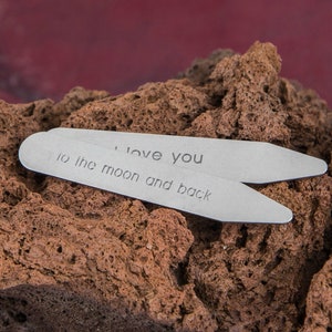 Könnte beinhalten: Zwei silberne Kragenstäbe mit der eingravierten Botschaft "Ich liebe dich bis zum Mond und zurück".