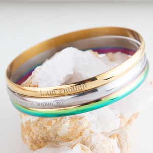 Benutzerdefinierte Gold gravierte Armreif, personalisierte Frauen Armband, personalisierte Goldarmband, Gold stapelbarer Armreif, Freundin Bester Freund Geschenk