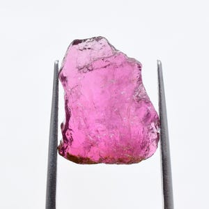 Puede incluir: Una taza de cerámica blanca con un asa negra y el texto "But First, Coffee" en negro, con una fuente de estilo manuscrito. La taza está sobre una superficie blanca.