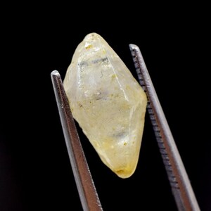 Ruwe saffieredelsteen: 5,6 kt natuurlijke ruwe steen voor sieraden