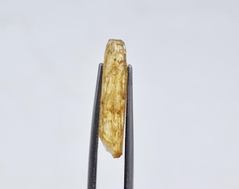 Natural Imperial Topaz Rough: Raw Yellow Gemstone, Brazil (4.5 Cts, 21x4x4 MM)