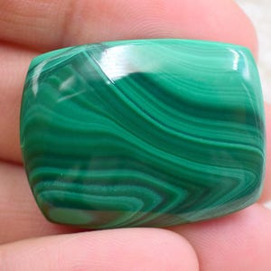 High Grade Quality Natural Malachite Cabochon Gemstone 79.25cts Malachite Loose stone 52X25X7 MM For Jewelry Making Malachite, Kidney stone.