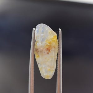 Ruwe witte saffier edelsteen 8,2 kt: natuurlijke ruwe steen voor sieraden