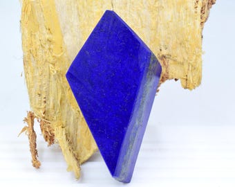 Rebanada de lapislázuli azul: ejemplar de gema en bruto, de origen afgano.