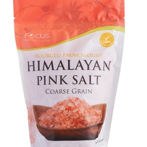 Puede incluir: Una bolsa blanca resellable con un diseño rojo, amarillo y blanco. La bolsa contiene sal rosa del Himalaya de grano grueso. El texto en la bolsa dice "Focus Nutrition", "Sourced From Nature", "Himalayan Pink Salt", "Coarse Grain" y "100% Pure & Natural".