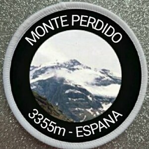 May include: A white and black round patch with the text "Monte Perdido 3355m - Espana" and a photo of a snow-capped mountain.
