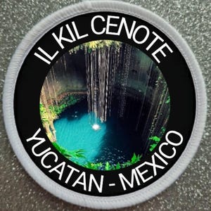 Peut inclure: Un patch circulaire noir et blanc avec le texte "Il Kil Cenote Yucatan - Mexique" autour du bord. Le centre du patch présente une photographie d'un cénote, un gouffre naturel, avec une cascade se jetant dans l'eau.