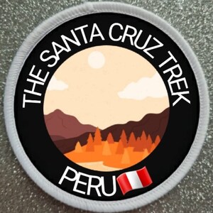 Può includere: Un cerotto circolare bianco e nero con il testo "The Santa Cruz Trek Peru" in bianco. Il cerotto presenta un'illustrazione stilizzata di una catena montuosa con un sole e nuvole sullo sfondo. Una piccola bandiera peruviana si trova nell'angolo in basso a destra.