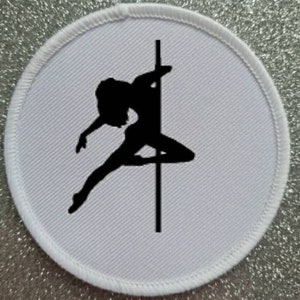Peut inclure: Un patch rond blanc avec une silhouette noire d'une personne sur un poteau. La personne est dans une pose souvent associée à la danse sur un poteau.