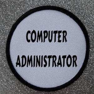 Könnte beinhalten: Runder weißer Patch mit schwarzer Naht um den Rand. Der Text "COMPUTER ADMINISTRATOR" ist in schwarzen Fettdruck gedruckt.