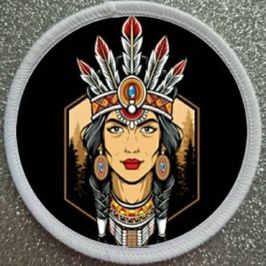 Op de afbeelding: Een kleurrijke illustratie van een indiaanse vrouw die een hoofdtooi met veren en een kralenketting draagt. De achtergrond is een donker boslandschap.