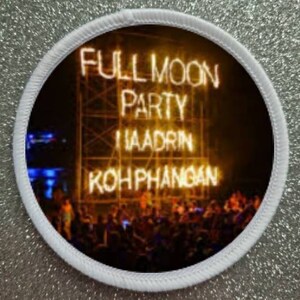 Peut inclure: Un patch circulaire blanc avec une photo d'une foule de personnes à un concert. La scène a une grande pancarte qui indique "Full Moon Party Haadrin Koh Phangan" en lumières jaunes vives.