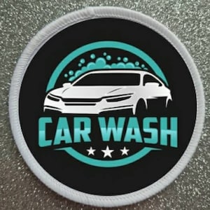 Puede incluir: Parche de lavado de coches blanco con fondo negro. El coche es blanco con un logotipo de lavado de coches azul y turquesa que dice "CAR WASH" con tres estrellas.