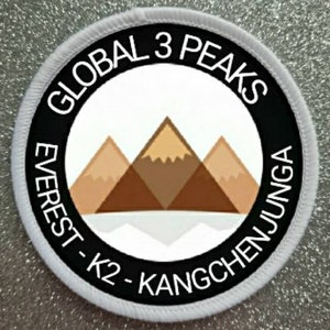 Może przedstawiać: Okrągła biała łatka z czarnym tekstem i grafiką trzech gór. Tekst brzmi "Global 3 Peaks Everest - K2 - Kangchenjunga".