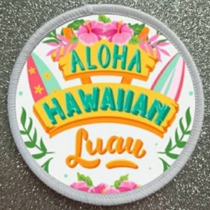 Può includere: Un cerotto rotondo bianco con un bordo grigio che presenta un design colorato di tavole da surf, fiori e foglie. Il testo "Aloha Hawaiian Luau" è scritto in un font giallo, verde e bianco.