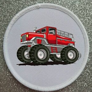 Könnte beinhalten: Ein roter Monstertruck mit großen Reifen und einem Wassertank auf der Ladefläche. Der Truck steht auf weißem Hintergrund.