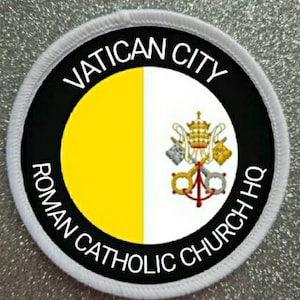 Pode incluir: Um remendo circular branco com texto preto e uma bandeira amarela e branca no centro. O texto diz "Vatican City Roman Catholic Church HQ".