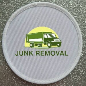 Puede incluir: Parche redondo blanco con un camión verde y las palabras "JUNK REMOVAL" en texto verde.