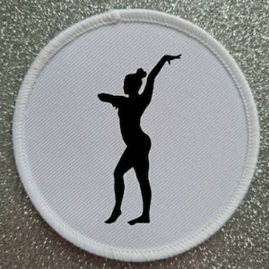 Könnte beinhalten: Runder, weißer Bügelaufkleber mit einer schwarzen Silhouette einer Turnerin in einer Pose.