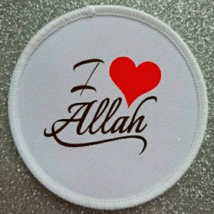 Puede incluir: Parche redondo blanco con un corazón rojo y el texto "I love Allah" en negro.