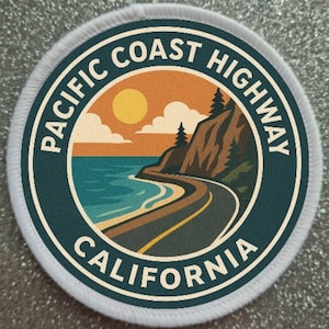 Può includere: Toppa circolare con la scritta "PACIFIC COAST HIGHWAY CALIFORNIA" sul bordo. Il centro presenta una strada che si snoda lungo la costa, con un tramonto e alberi. La toppa ha un bordo bianco.