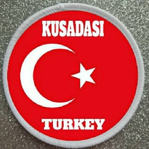 Può includere: Toppa ricamata bianca con sfondo rosso che presenta una mezzaluna e una stella bianche, con il testo "KUSADASI TURKEY" in bianco.