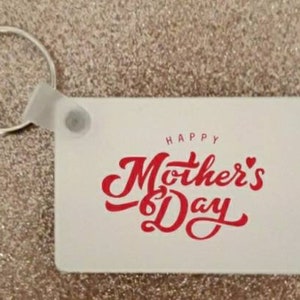 Könnte beinhalten: Weißer Schlüsselanhänger mit einer roten Aufschrift "Happy Mother's Day".