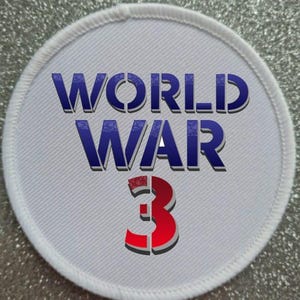 Puede incluir: Parche redondo blanco con el texto "WORLD WAR 3" en letras azules y rojas.