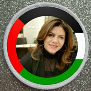 Puede incluir: Un parche redondo con un diseño blanco, negro, verde y rojo. El centro del parche presenta una foto de una mujer con cabello castaño. El parche tiene un borde blanco.