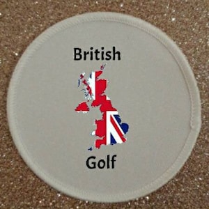 Può includere: Un cerotto rotondo bianco con il testo "British Golf" e una mappa del Regno Unito con il design della bandiera Union Jack.
