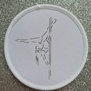 Peut inclure: Patch brodé blanc avec un dessin au trait d'une personne faisant de la pole dance.