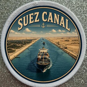 Peut inclure: Un écusson brodé circulaire représentant une illustration détaillée d'un grand porte-conteneurs naviguant sur le canal de Suez. Le texte SUEZ CANAL est arqué en haut dans une police vintage, avec une petite icône d'ancre centrée sous le texte.