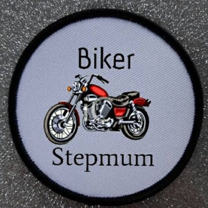 Könnte beinhalten: Ein runder grauer und schwarzer Patch mit einem roten Motorrad und dem Text "Biker Stepmum" in Schwarz.