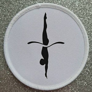 Könnte beinhalten: Runder weißer Patch mit einer schwarzen Silhouette einer Person, die eine Tauchpose ausführt. Die Person ist auf dem Kopf stehend, die Arme über dem Kopf ausgestreckt und die Beine gerade nach unten.