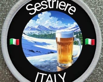 Peut inclure: Écusson rond avec l'inscription "Sestriere ITALY" et une illustration d'un verre de bière dans un paysage enneigé. L'écusson a un fond noir, une bordure blanche et des drapeaux italiens.