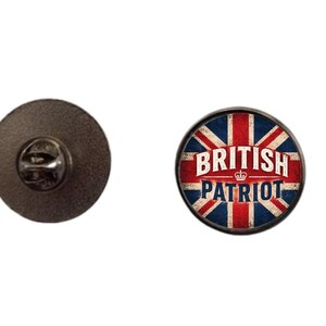 Op de afbeelding: Een ronde pin met een Union Jack-ontwerp en de woorden "British Patriot" in het wit. De pin heeft een zwarte rand en een donkere metalen achterkant.