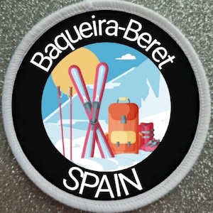 Puede incluir: Un parche redondo blanco con texto negro y una imagen colorida. El texto dice "Baqueira-Beret ESPAÑA". La imagen muestra una escena de montaña con esquís, una mochila y bastones de esquí.