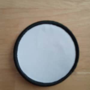 Peut inclure: Un patch rond blanc avec une bordure noire.