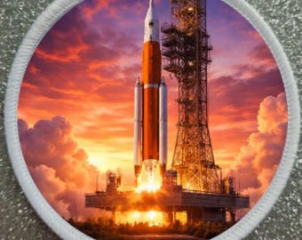 Toppa con immagine a sublimazione raffigurante la rampa di lancio del razzo SLS Artemis da 3 pollici.