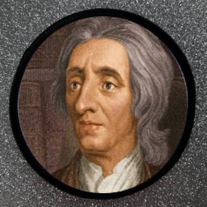 Könnte beinhalten: Ein Porträt eines Mannes mit langem, grauem Haar und einem weißen Kragen. Er trägt eine braune Jacke und hat einen ernsten Gesichtsausdruck.