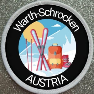 Könnte beinhalten: Ein runder, weiß umrandeter Aufnäher mit schwarzem Hintergrund. Der Aufnäher zeigt eine bunte Illustration einer verschneiten Berglandschaft mit Skiern, Skistöcken, einem Rucksack und Skischuhen. Der Text "Warth-Schrocken" ist in einem weißen Kreis um das Bild geschrieben, und der Text "AUSTRIA" ist in einem weißen Kreis unter dem Bild geschrieben.